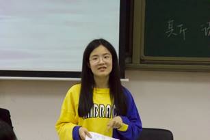 人在房间里
中度可信度描述已自动生成