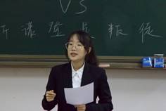 黑板前的人
描述已自动生成