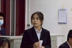 穿着西装笔挺的男子与桌子上的小孩们
中度可信度描述已自动生成